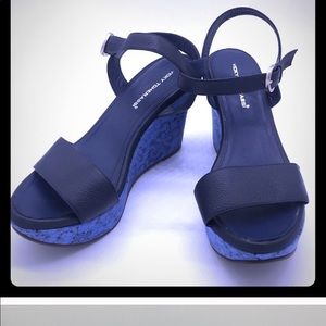 Leather blue sandals open toe strap in ankle.